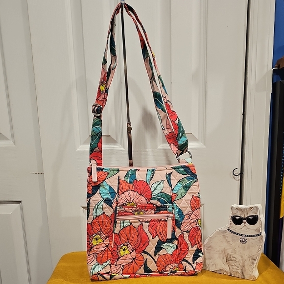 Vera Bradley Handbags - Vera Bradley Hipster Crossbody in Vintage Floral EUC
